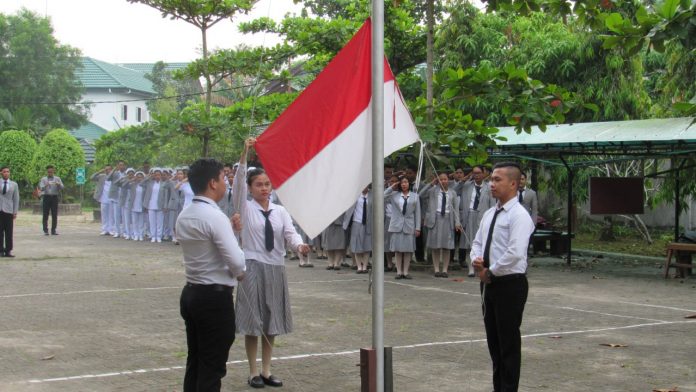 Para mahasiswa STIKes Suaka Insan di Banjarmasin, Kalsel, mengadakan upacara bendera. (Dok. STIKes Suaka Insan Banjarmasin/SPC)
