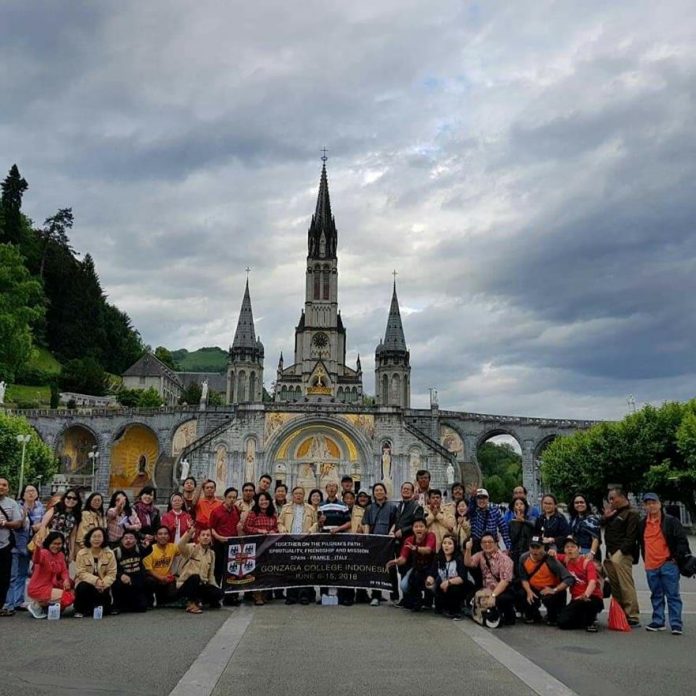 Rombongan guru SMA Kolese Gonzaga berziarah ke beberapa titik petilisan para santo Jesuit di Eropa. Mereka juga mengunjungi grotto di Lourdes. (Ist)
