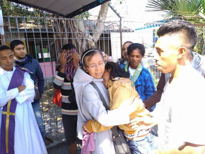 Gereja hadir dalam diri sosok suster mungil dari Kongregasi Penyelenggaraan Ilahi (PI) yang setia menemani dan memberi penghiburan bagi keluarga korban praktik perdagangan manusia di NTT. (Ist)