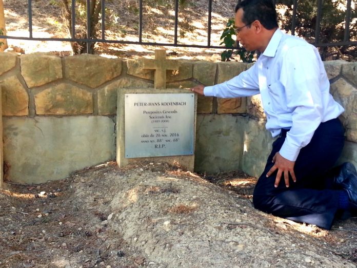 Penulis nyekar ke makam Pater Peter-Hans Kolvenbach mantan Superior General SJ di lahan kampus universitas Jesuit di Beirut, Libanon. (Ist)