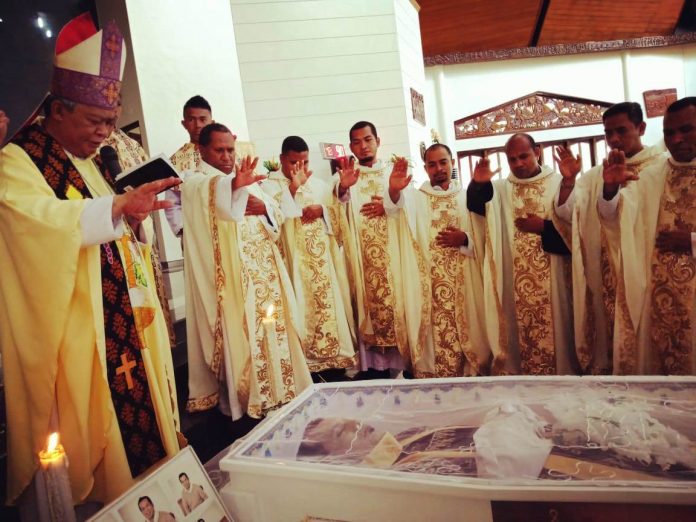 Uskup Keuskupan Manokwari-Sorong Mgr. Hilarion Datus Lega bersama para imam mendoakan Pastor Yos Sena Pr. (Ist)