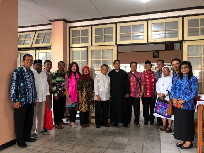Acara buka puasa bersama dan diskusi antar pemuka lintas iman berlangsung di Kompleks Gereja Katedral Keuskupan Banjarmasin. Bapak Uskup Keuskupan Banjarmasin Mgr. Petrus Boddeng Timang ikut hadir dalam kesempatan ini. (Diakon Tarsi Asmat MSF/Keuskupan Banjarmasin)