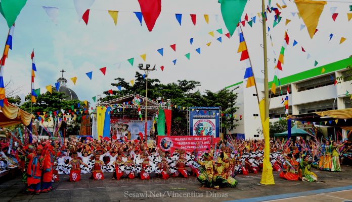 Tarian Pelangi Nusantara yang dibawakan oleh 175 penari tampil mengawali serangkaian seremoni acara pembukaan Jambore Nasional SEKAMI 2018 di Keuskupan Agung Pontianak, 3-6 Juli 2018. (Vincentius Dimas/Sesawi.Net)