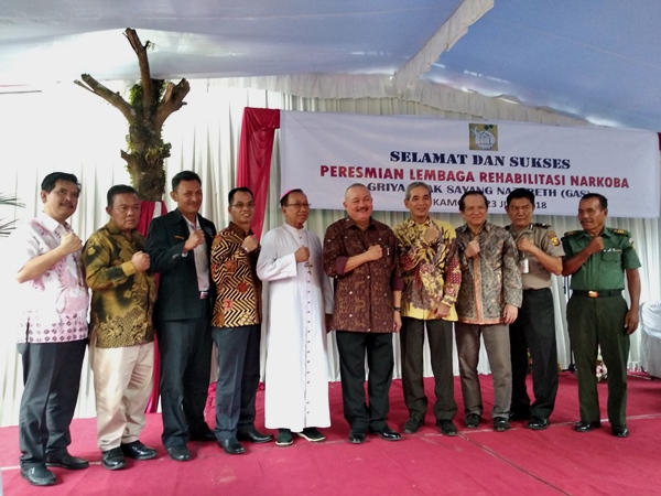 Gubernur Sumsel Alex Noerdin dan Uskup Agung KAPal Mgr. Aloysius Sudarso SCJ Griya Anak Sayang Nazareth, lembaga rehabilitasi pasien narkoba. (Ist)