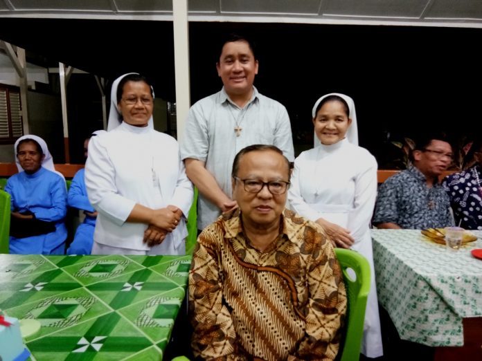 Mgr. Ignatius Suharyo bersama KetuaKetua Forum Kerjasama Religius Kalimantan Barat (FKRK) Kalbar Br. Rafael MTB, Provinsial SFIC Sr. Irene dan Provinsial KFS Sr. Elisa (kanan) - Romo Andreas Kurniawan OP.