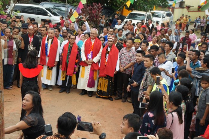 Ketapang Diocese Vicarius Generalis Fr. Sutadi, Mr. Tanam. Bishop and Deacon Mite after being welcome by the local Dayaks performed with the giving of the red scarfs
