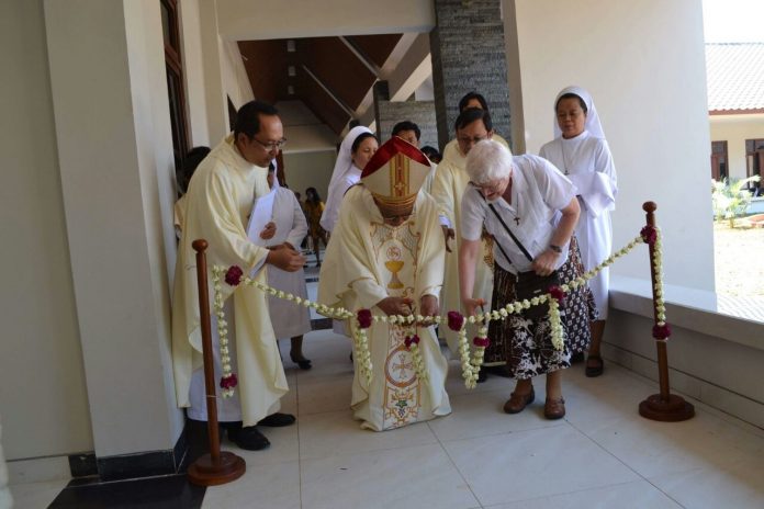 Kardinal dan Suster Jendera OSF tengah melakukan pengguntingan pita tanda memasuki kompleks gedung baru Biara OSF Magdalena Daemen di Kawasan BSB (Bukit Semarang Baru) -- Sr. Lucia OSF