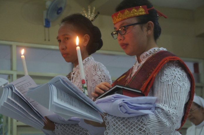 Sebelum resmi menjadi suster novis SFS, kedua gadis remaja asal Medan dan Kefamenanu ini masih berbusana awam menurut tradisi adat mereka darimana mereka berasal. (Mathias Hariyadi)