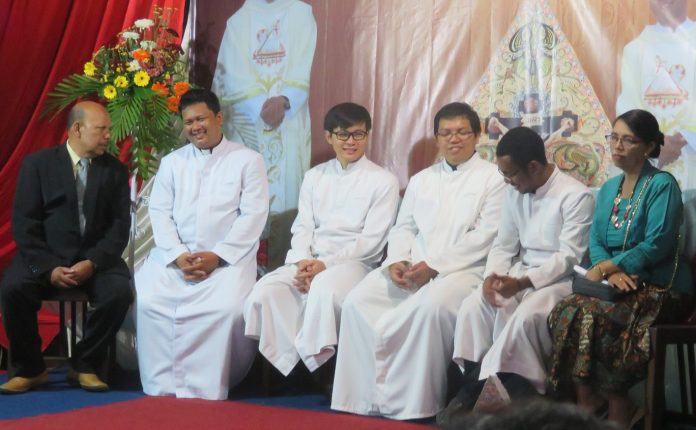 Bapak dan Ibu Markus mengapit para Imam Baru CM