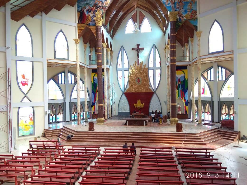 Melihat Bagian Dalam  Gereja  Katedral Hati Kudus Yesus di 