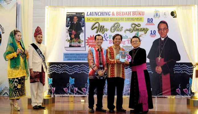 Penyerahan buku biografi Mgr. Petrus Boddeng Timang dari tim penulis. (Ist)