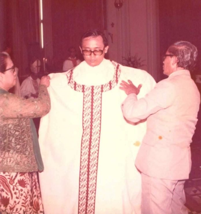 Almarhum Romo Bambang Santosa Wiryowardoyo Pr saat memakai busana misa usai menerima Sakramen Imamatnya. (Dok. KAJ)