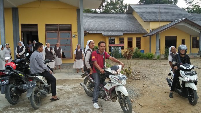 Armada jemputan sepeda motor dengan pengendara pria memboncengkan para suster SMFA menuju kawasan pedalaman Paroki St. Maria Vianney Entikong, Keuskupan Sanggau , Kalbar. (Sr. Kresentia SMFA),