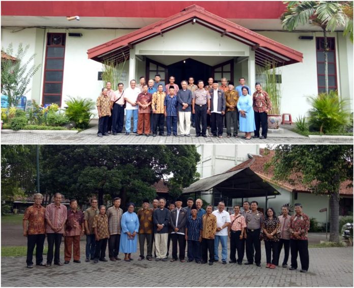 Foto Bersama di Depan & di Samping Gereja