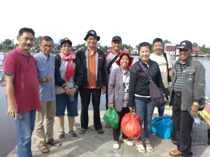 Rombongan kami bersama Mgr. Pius Riana Prapdi melakukan turne masuk pedalaman hutan Menyumbung di Keuskupan Ketapang, Kalbar, 27 Desember 2018-3 Januari 2019. (Ist)