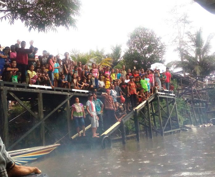 Sambutan meriah umat Stasi Kenabung di dermaga sungai menanti kedatangan Bapak Uskup Keuskupan Ketapang Mgr. Pius Riana Prapdi. (ME Soesiati/Paroki Pekalongan)