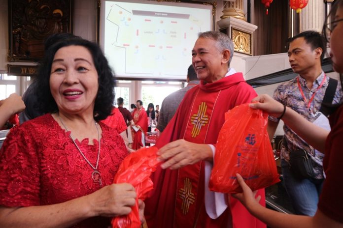 Pembagian jeruk kepada umat oleh Romo. Nantes OPok