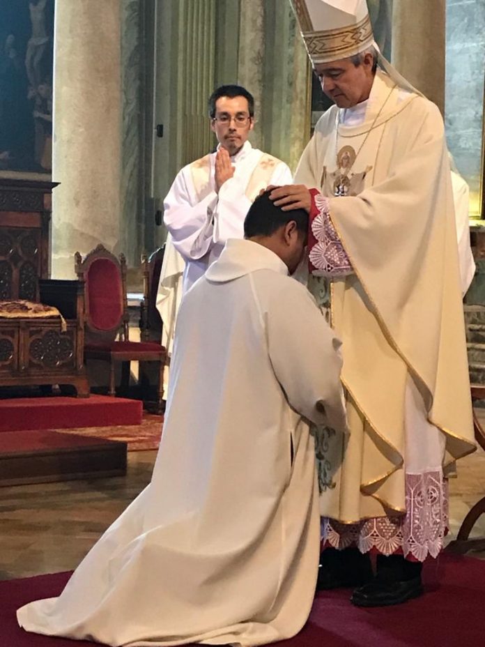 Diakon Bona menerima Tahbisan Diakon dari Mgr. Jorge Carlos Patrón Wong