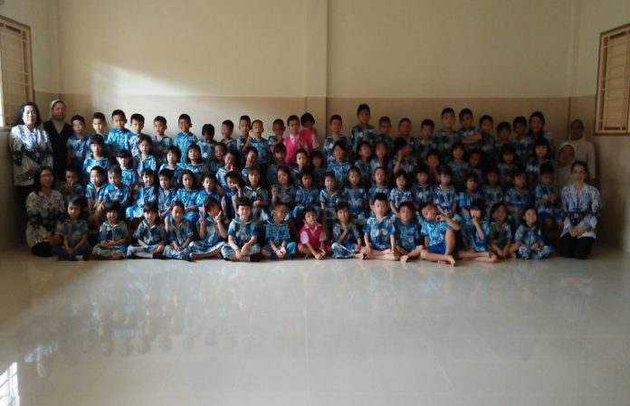 TK Kartini di Danau Sentarum Pontianak -- para murid