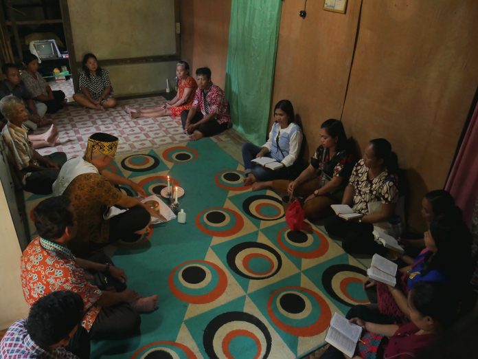 Uskup Ketapang misa harian di rumah umat di paroki sungai daka by mariarosa
