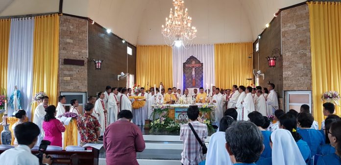 Penerimaan Sakramen Imamat untuk dua imam diosesan baru KAP di Gereja St. Yosep Paroki Pemangkat, Singkawang, Kalbar. Sejumlah penggiat GOTAUS KAP menyatakan diri hadir mendukung dua imam baru ini. (Marni Suprapto/Gotaus KAP)