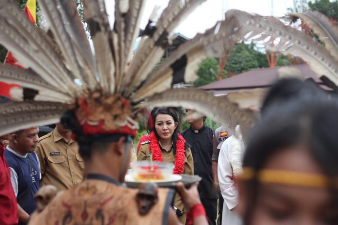 Bupati Kabupaten Landak dr. Karolin Margret Natasa datang ke wilayah Paroki Serimbu untuk melakukan batu pertama untuk projek pembangunan Susteran SMFA dan Asrama Puteri. (Komsos KAP)