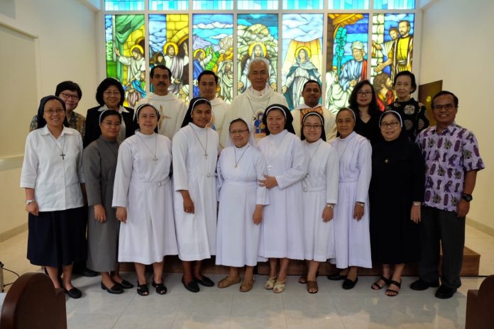 Perayaan Ekaristi bersama Mgr. Pius Riana Prapdi menandai dimulainya tugas pengutusan Kongregasi Suster St. Augustinus dari Kerahiman Allah (OSA) di lingkungan kerja DP-KWI di Oasis Lestari. (Dok Oasis Lestari)