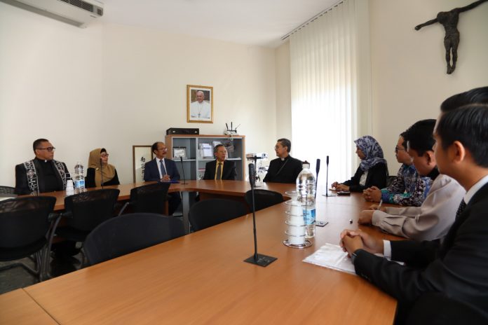 Suasana pertemuan delegasi Utusan Khusus Presiden RI untuk Dialog dan Kerja sama Antaragama dan Peradaban yang dipimpin Prof. Syafiq A. Mughni dengan Presiden Pontifical Council for Interreligius Dialogue, Mgr Miguel Ángel Ayuso Guixot.