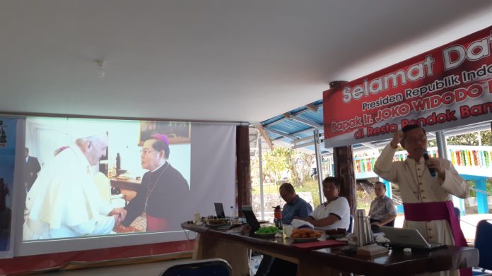 Uskup Keuskupan Manado Mgr. Benedictus Estephanus Rolly Untu MSC memberi semangat para pengurus paroki, stasi, dan lainnya setia melaksanakan program MonEv demi menjaga kredibilitas dan tata kelola yang bersih dan transparan.