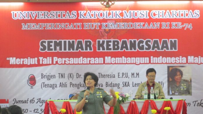 Pemaparan materi seminar kebangsaan