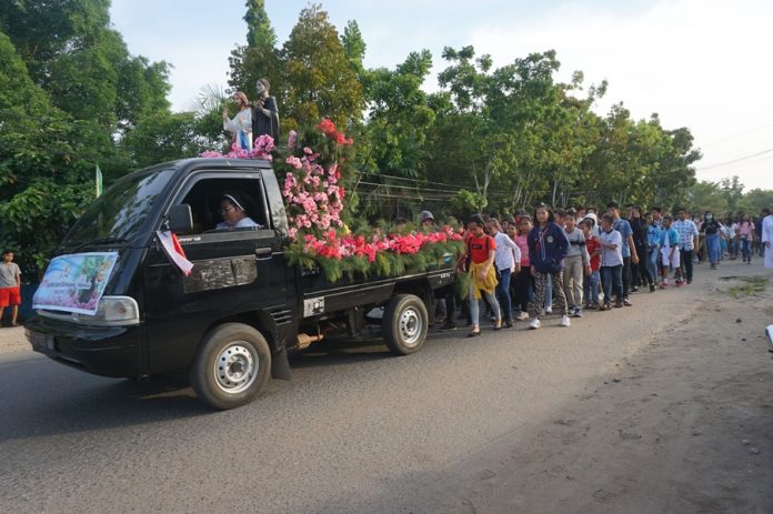 Parade kota Ketapang sembari mendaraskan Doa Rosario dalam rangka perayaan 79 tahun karya misi Suster OSA di Indonesia. (Mathias Hariyadi)