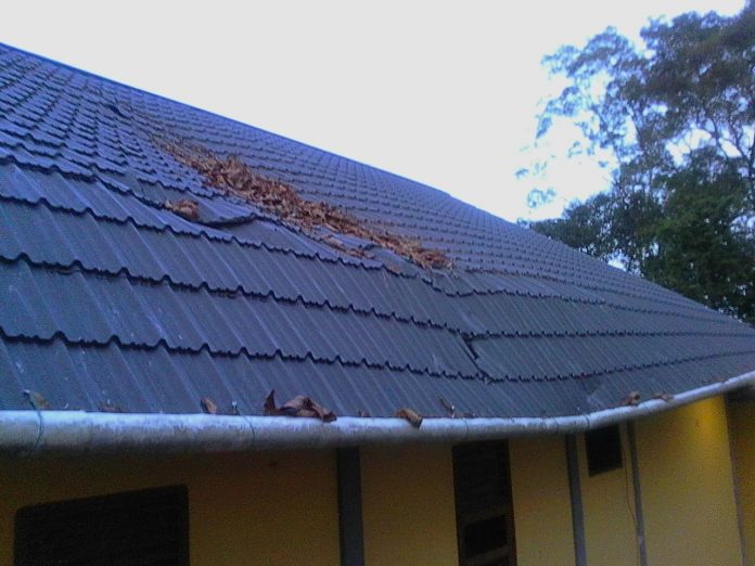 Atap bangunan asrama anak-anak yang tinggaal di Susteran SMFA Entiong rusak serius terkena pohon tumbang. (Ist)