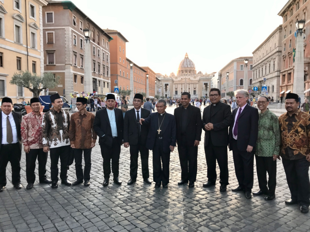 Rombongan delegasi Indonesia dan PCID berfoto dengan latar belakang Lapangan Santo Petrus (KBRI Vatikan)