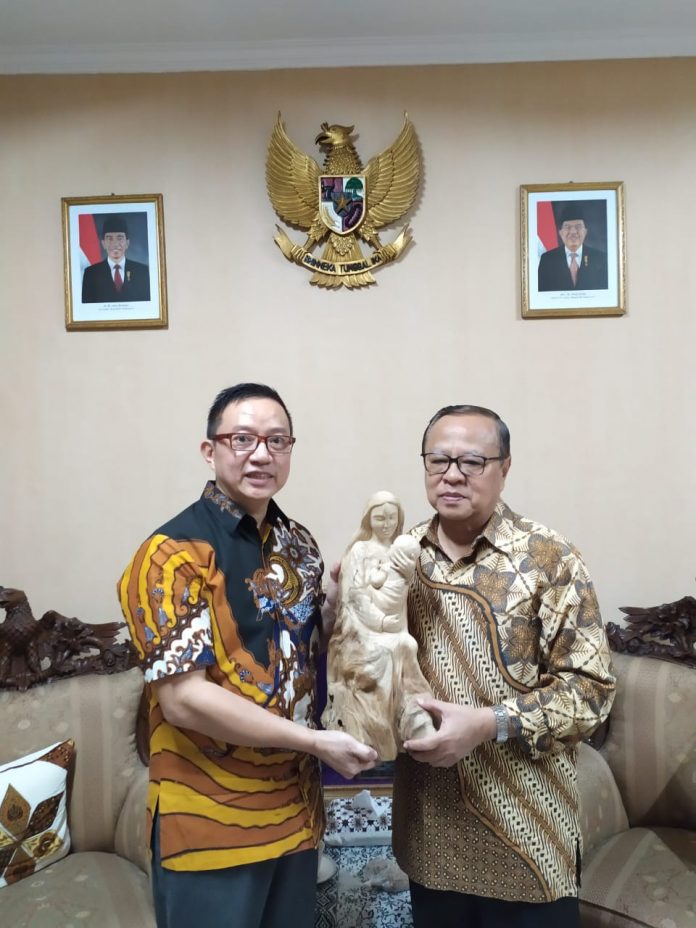 Gomas Harun menyerahkan patung Bunda Maria kepada Kardinal Terpilih Ignatius Suharyo dan selanjutnya akan dibawa ke Keuskupan Jayapura sebagai bentuk cinta dan perhatian kepada Tanah dan Rakyat Papua. (Ist)