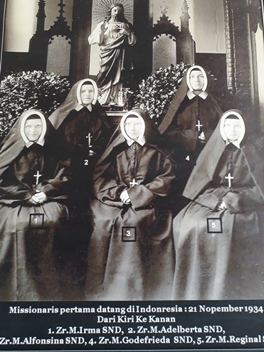 Lima suster misionaris SND pertama yang datang ke Tanah Misi Indonesia tahun 1934
