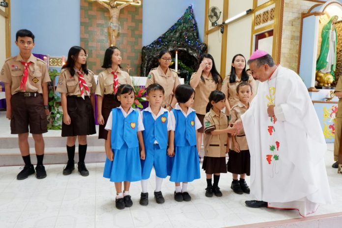 Mgr. Agus memberikan ucapan selamat bagi siswa-siswi berprestasi tingkat TK, SD, SMP dan SMA