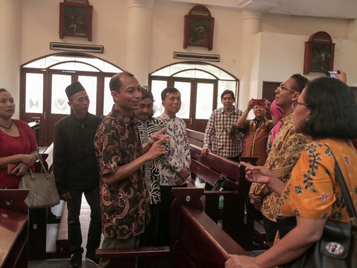 Rombongan tamu lintas iman mengunjungi Gereja Paroki Pasar Minggu, Selasa siang tanggal 24 Desember 2019. (Dwiyantoro/Komsos Paroki Pasar Minggu)