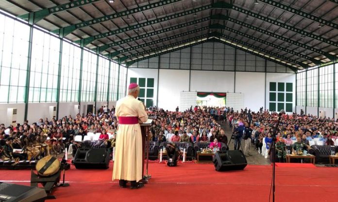 Uskup Keuskupan Ketapang, Mgr. Pius Riana Prapdi menyampaikan homili