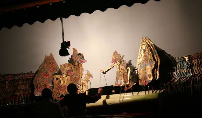 Pagelaran wayang kulit dengan adegan Gunawan Wibisana diusir dari Alengka by Wayang Nusantara