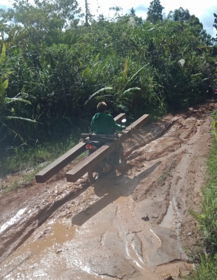 Kenunai-jalan-berlumpur