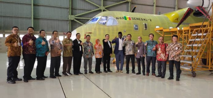Menteri Plan Senegal Emergence ( Bappenas) Dr. Cheikh Kante dan Dubes RI Dakar Mansyur Pangeran bersama GM PT. PINDAD Ade Bagja dan Staf, Direktur AD Trade Indonesia Dedi Hermawan dan Tim Kemlu