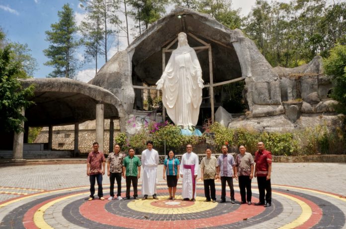 Bunda Segala Bangsa Bukit Pena, Tempat Ziarah Paroki St. Petrus Mamasa, Sulbar (1)