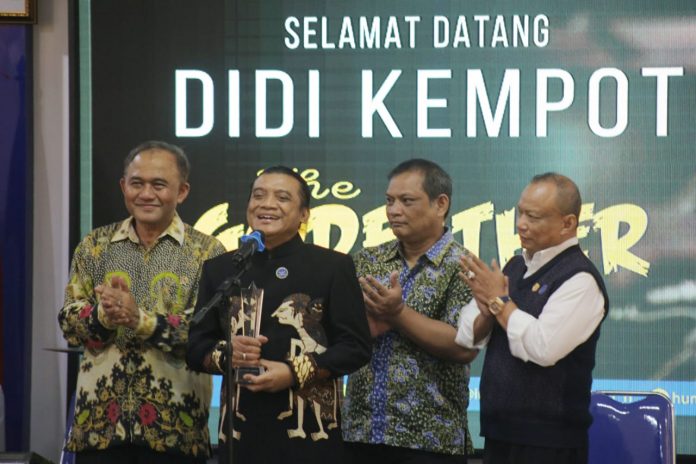 Almahum Didi Kempot (kedua dari kiri) saat menerima trofi penghargaan dari Paguyuban Wartawan Katolik Indonesia di Kantor Pusat BNN Jakarta (Dok PWKI)