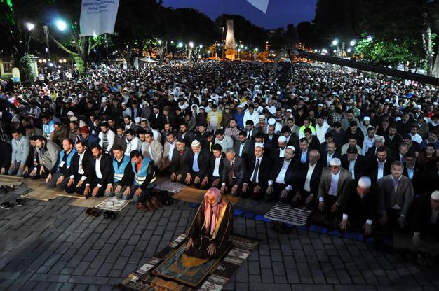 Umat Muslim untuk pertama kalinya dalam 86 tahun terakhir ini bisa kembali sembahyang di Masjid Hagia Sophia by Hurriyet Daily