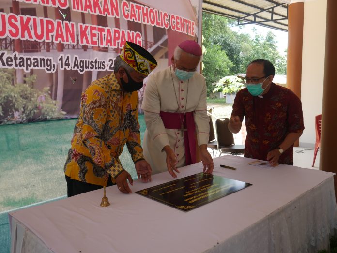 Penandatanganan Plakat oleh Bapak Bupati Ketapang - Mgr Pius Riana Prapdi ditemani RD Simon Anjar Yogatomo