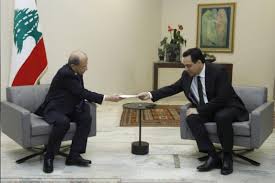 PM Lebanon Hassan Diab menyerahkan surat pengunduruan diri kepada Presiden Jenderal (Purn) Michel Aoun --Defence web