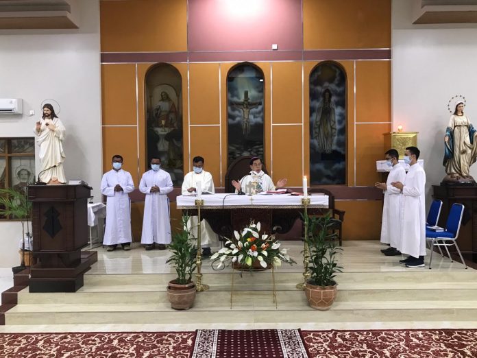 Mgr. AM Sutrisnaatmaka MSF melantik empat frater menjadi Lektor dan Akolit.
