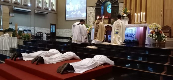 Doa Litani Para Kudus sebelum dilangsungkan prosesi tahbisan.