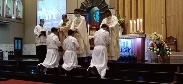 Penumpangan tangan menjadi inti penting prosesi tahbisan imam. (Romo Titus Jatra Kelana Pr/Keuskupan Agung Palembang)