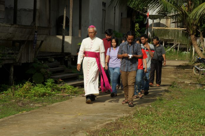 Kunjungan pastoral Mgr. Pius Riana Prapdi ke Stasi Selangkut Paroki Sepotong -- tujuh jam perjalanan dari Kota Ketapang (Mathias Hariyadi)